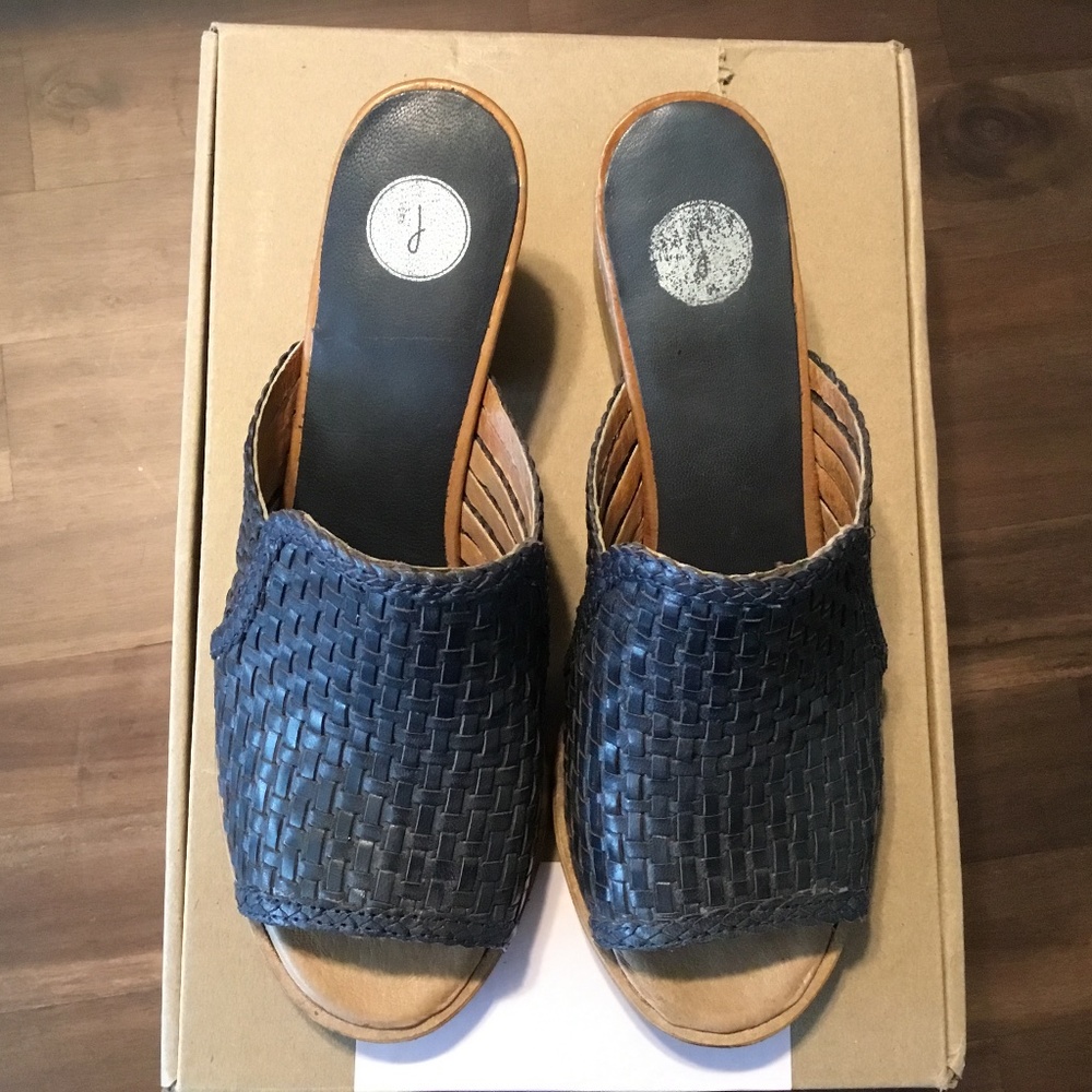 Journee Collection Women's Keeva Soft Navy Leather Huarache-Style Mules Size 7M